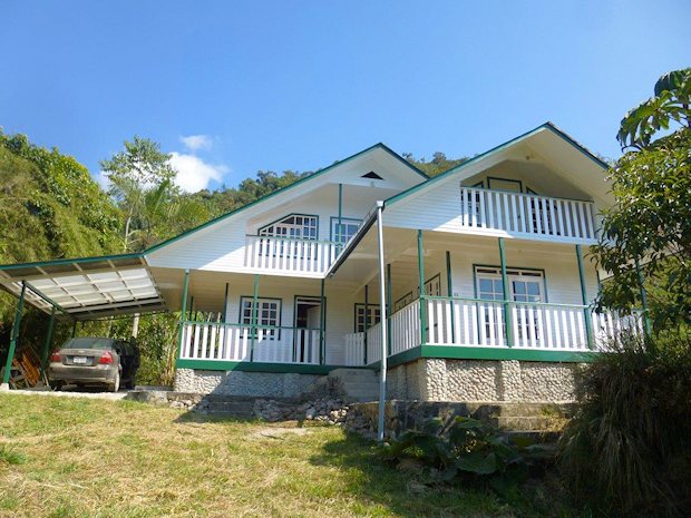 Wohnhaus im Urwald von Peru zum Kaufen