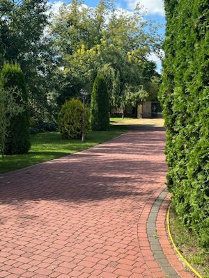 Wege auf dem Grundstck des Einfamilienhauses