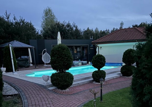 Pool am Abend der Villa