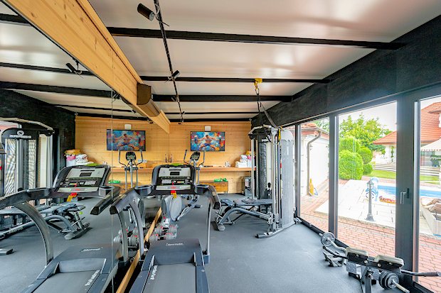 Fitnessraum am Pool des Einfamilienhauses
