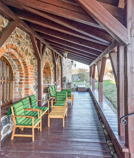 Terrasse vom Klosterhotel in Westpommern Polen