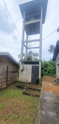 Tiefgrunnen mit Trinkwasser vom Ausbauhaus in Kamerun Kribi