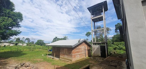 Wasserturm Brunnen vom Wohnhaus in Kribi