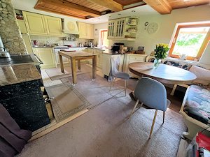 Wohnkche mit Kamin im Landhaus