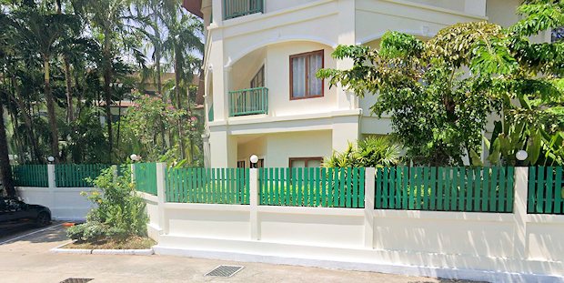 Blick zur Wohnung von der Stra�e aus