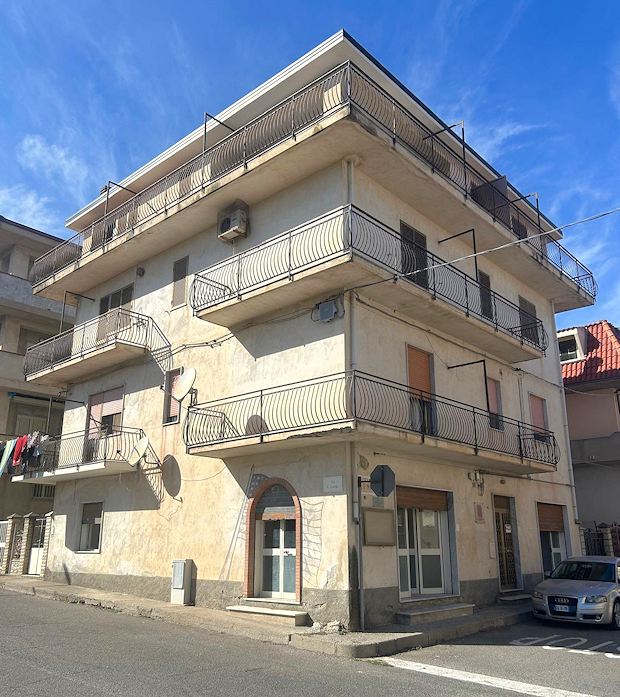 Mehrfamilienhaus in Torre Melissa Kalabrien zum Kaufen