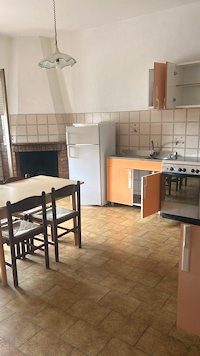K�che mit Kamin im Mehrfamilienhaus