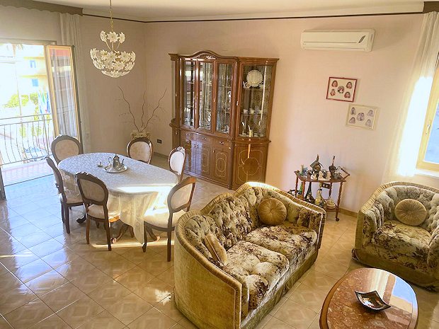 Wohnzimmer mit Balkon im Mehrfamilienhaus in Kalabrien