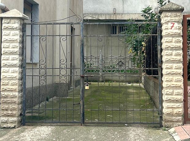 Einfahrt zum Grundst�ck des Mehrfamilienhauses in Torre Melissa Italien