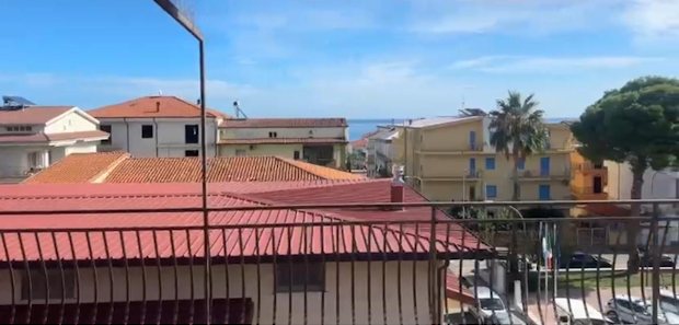 Ausblick von einer Terrasse des Mehrfamilienhauses in Torre Melissa Italien