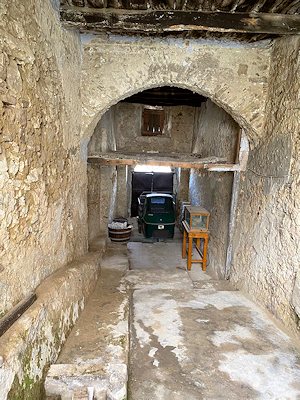 Gew�lbegang vom Haus zum Innenhof