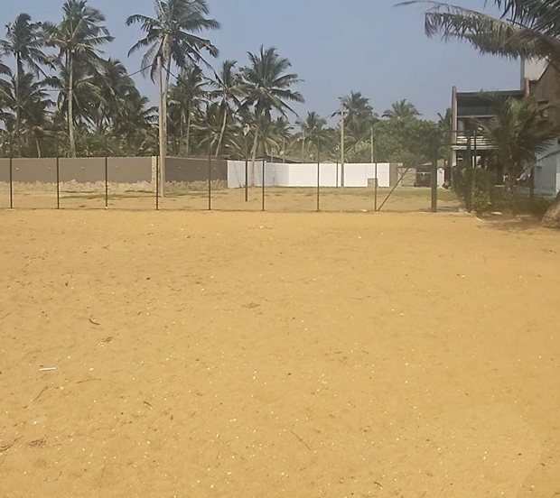 ummauertes Grundst�ck am Wadduwa Beach in Sri Lanka