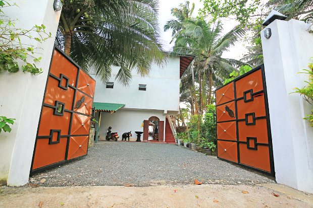 Eingang zum Grundst�ck des Hotels in Habaraduwa