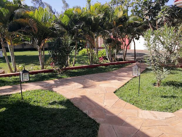 Grundst�ck Garten vom Haus in Tansania