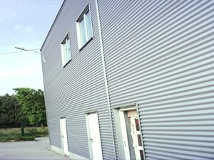 Seitenansicht der Lagerhalle Gewerbehalle in Polen