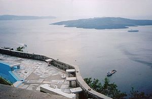 Terrasse der Villa mit Blick zur Vulkaninsel Kameni